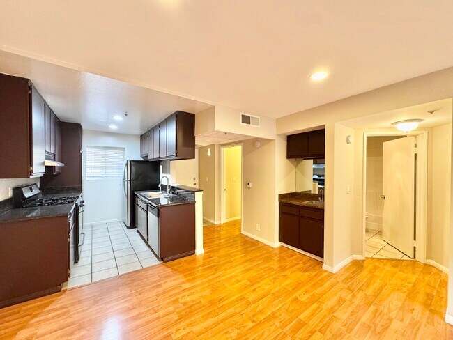 Building Photo - 8724 Burton Way