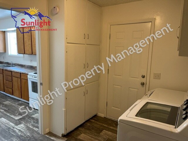 Building Photo - 2 Bed 1 Bath Duplex with Attached Garage