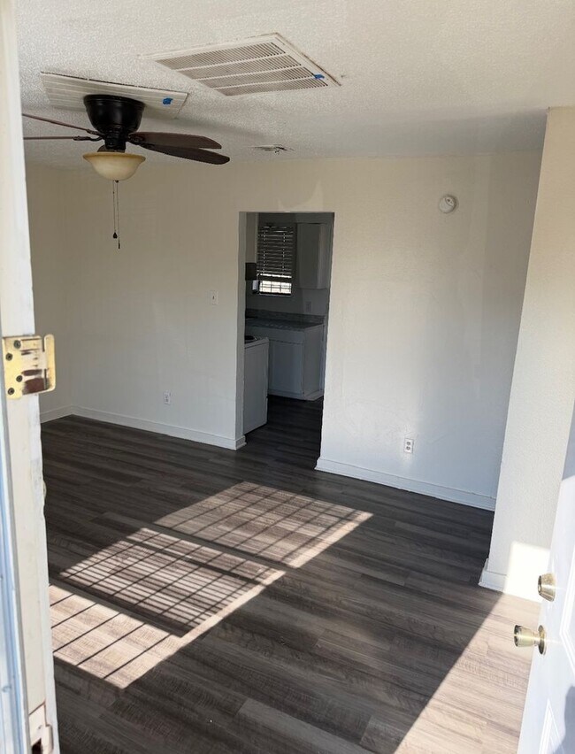 Building Photo - Newly Updated 2 Bed / 1 Bath Duplex