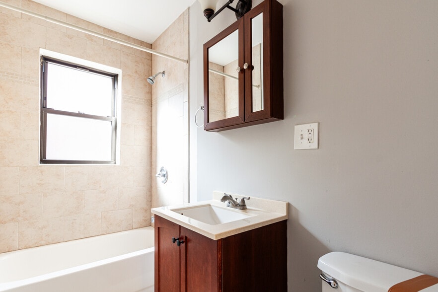 Primary Photo - 949 W Cornelia Ave