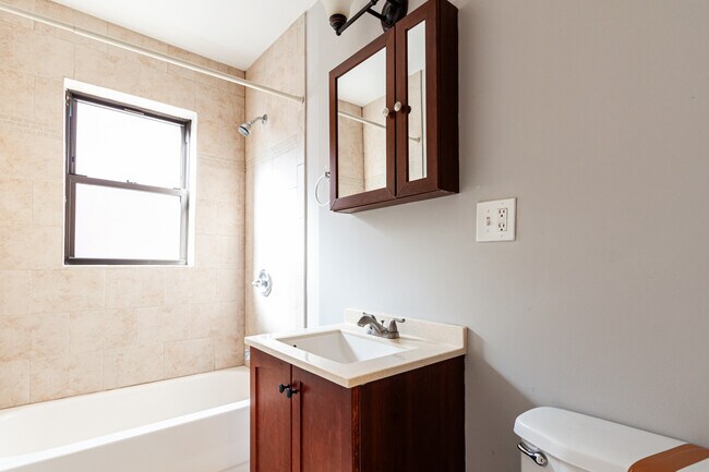 Building Photo - 949 W Cornelia Ave