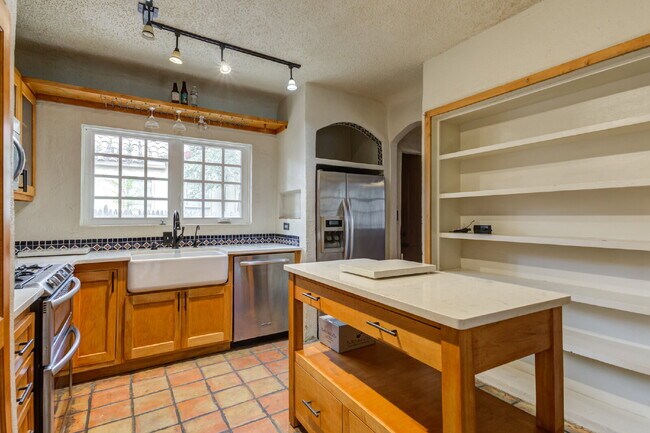 Building Photo - Charming Tuscany Villa block away from TTU