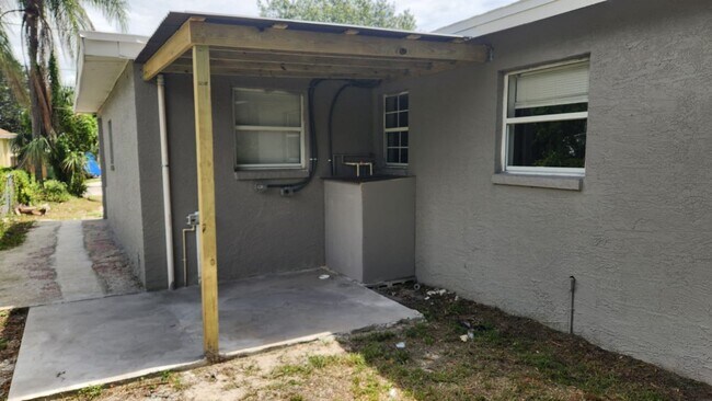 Building Photo - Renovated 4/2 Home Tampa Available Now