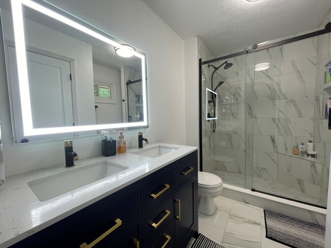 Building Photo - Bellevue Home For Rent!