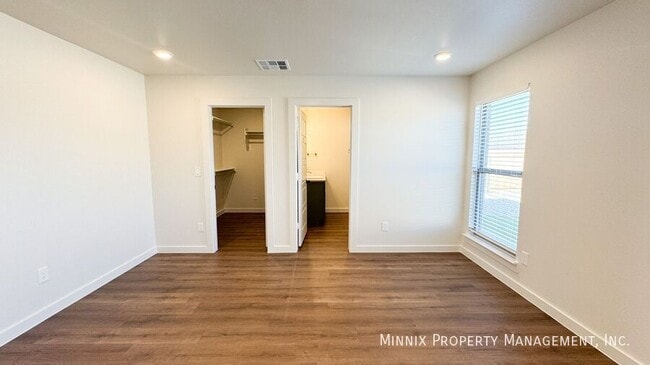 Building Photo - 2127 Langford Ave
