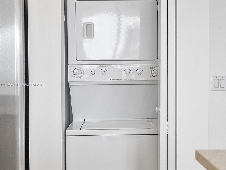 Building Photo - 350 NE 24th St