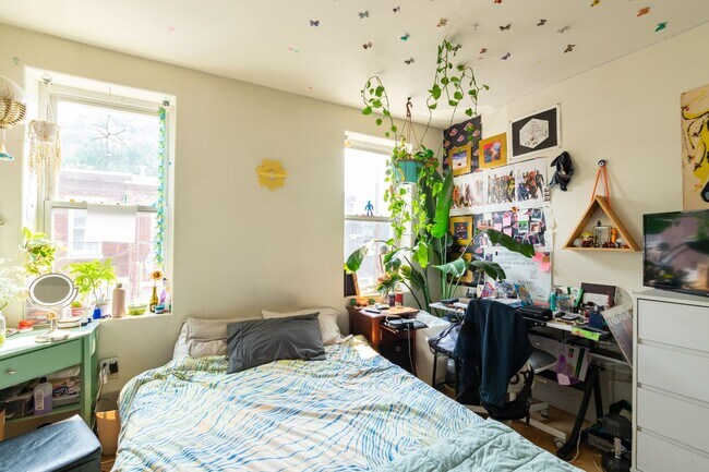 Building Photo - Two Bedroom Point Breeze Townhouse