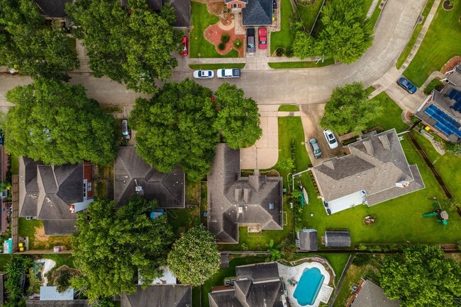 Building Photo - 1813 Oakwood Dr E