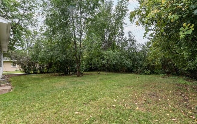 Building Photo - Spacious 4 bedroom 2 bathroom stand alone pet friendly home, with attached garage