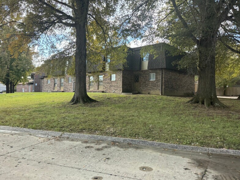 Building Photo - 623 Sycamore Cir