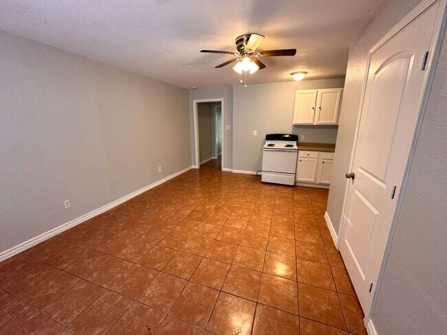 Building Photo - 306 Lake Rd