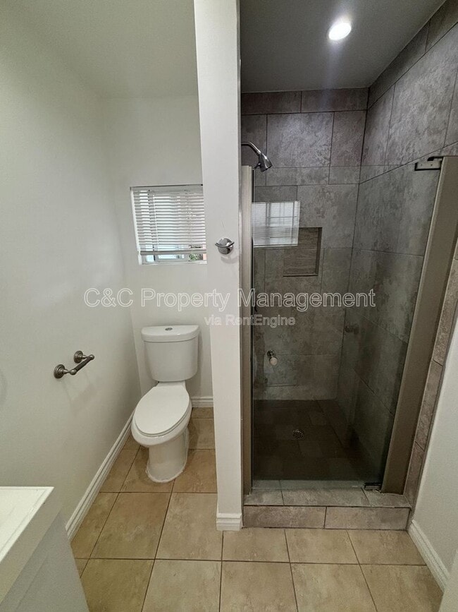 Building Photo - 7053 Lindley Ave