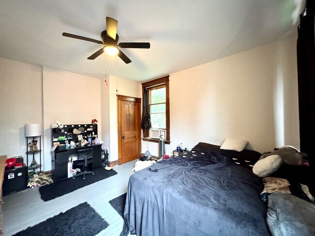 Building Photo - Spacious 4 bed/2 bath on Victor Mins. from...