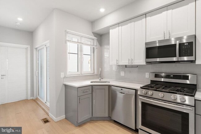 Building Photo - 2142 Master St