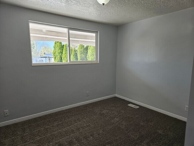 Building Photo - Beautiful 5 Bedroom home in Great Layton Location!