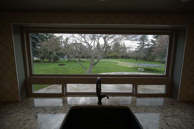 Building Photo - Single level, 3+ bed 3 bath, 2,932 sf home on 1.23 acres in Sequim