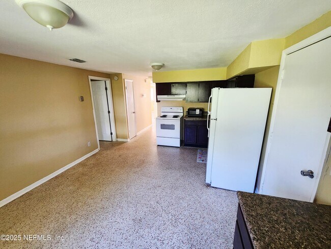 Building Photo - 6067 Longchamp Dr