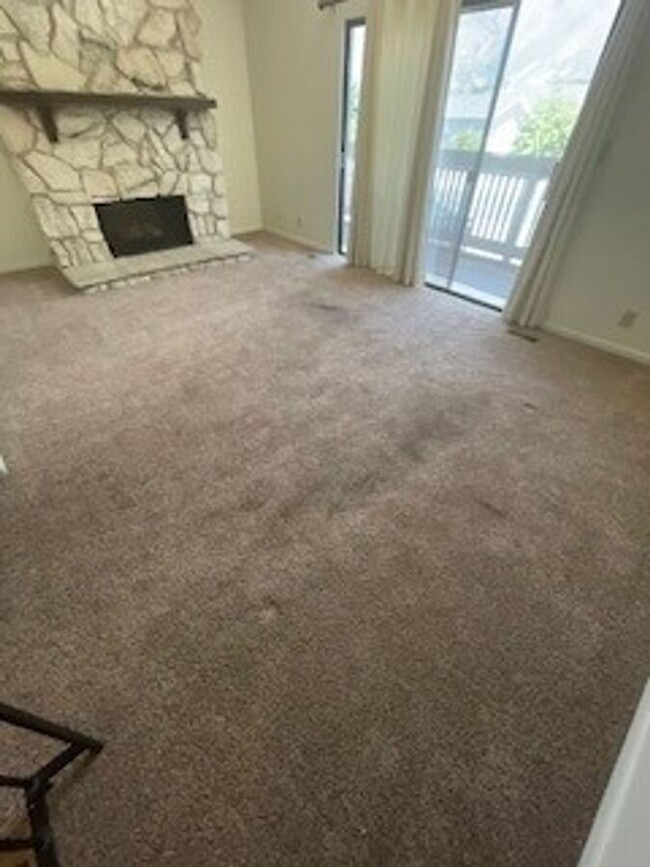 Building Photo - Spacious 3 bedroom, 1.5 bathroom condo in ...