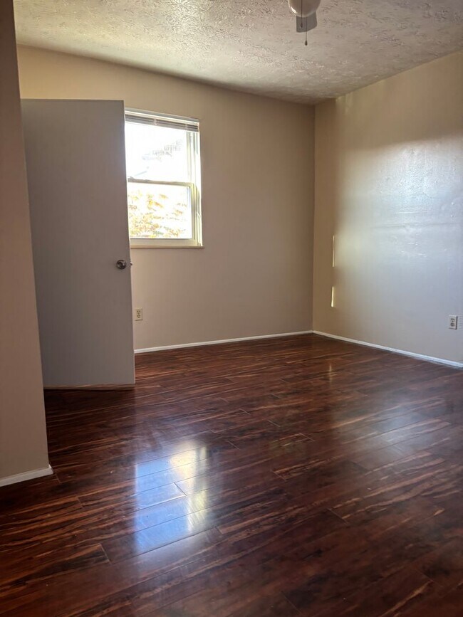 Building Photo - Mt Washington 2 Bedroom Duplex