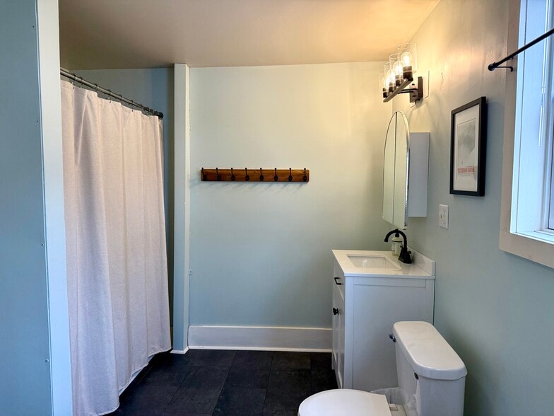 Building Photo - 396 Upper Main St