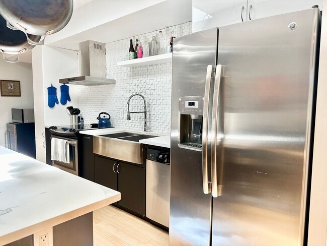 Building Photo - 2 Bedroom with Parking and Pets Welcome!