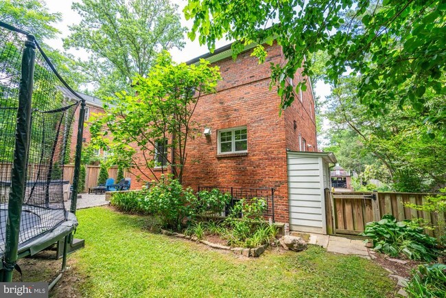 Building Photo - 5333 Saratoga Ave