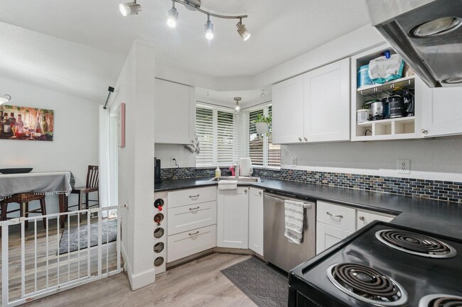 Building Photo - 3 Bedroom Home with Fully Fenced Yard Avai...