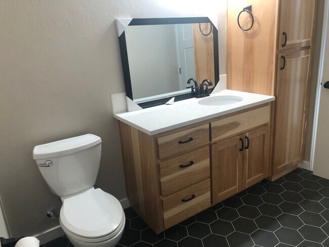 Building Photo - Beautiful 1 bedroom 1 bath house in Springfield!