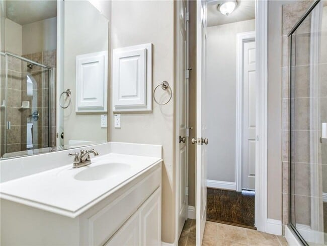 Building Photo - 1702 Tulare Dr