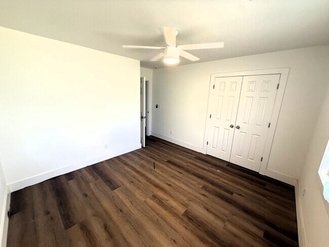Building Photo - 2 bed, 1 bath, 1 level with large yard
