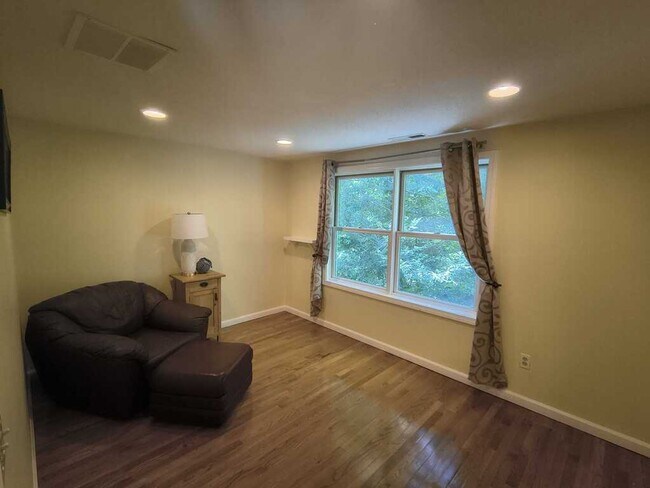 Building Photo - 421 E Hyerdale Dr