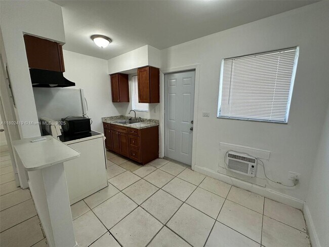 Building Photo - 1280 NE 139th St