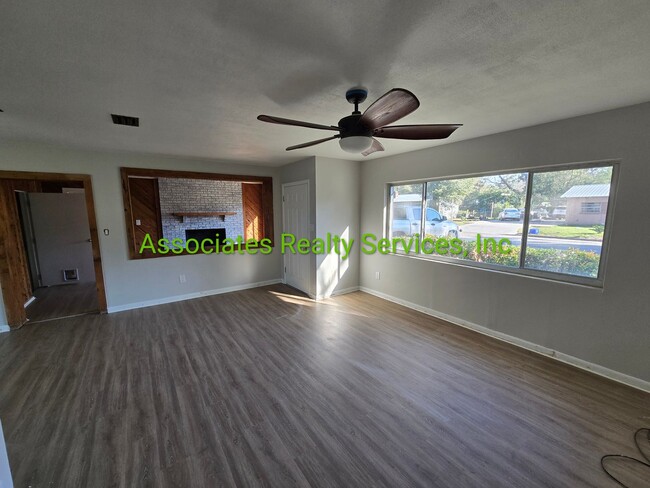 Building Photo - Beautiful 3/1 in SE Gainesville!