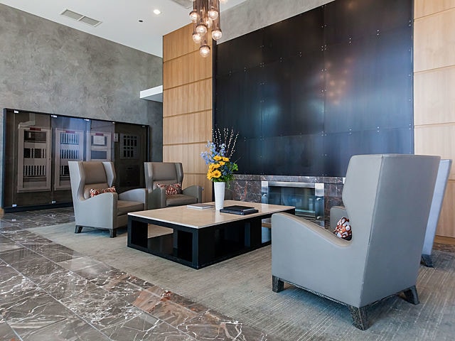 Building Photo - 450 E Waterside Dr