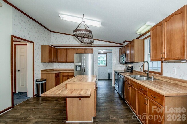 Building Photo - 447 Kemp Rd