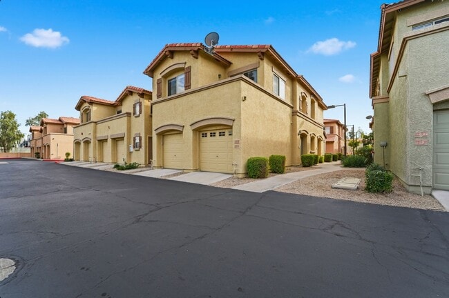 Building Photo - Bright 3-Bed Townhouse in Quiet Gated Community Near ASU