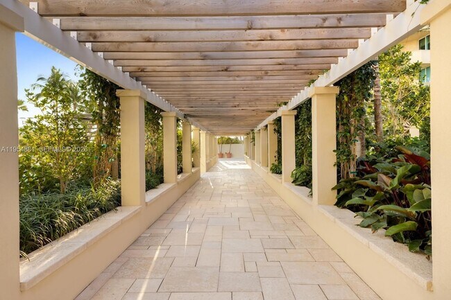 Building Photo - 300 South Pointe Dr