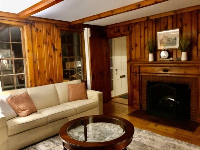 Building Photo - 40 Russell St