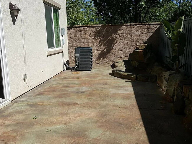 Building Photo - Well Maintained, spacious 3 bedroom single family home nestled in a great neighborhood in Rosevil...