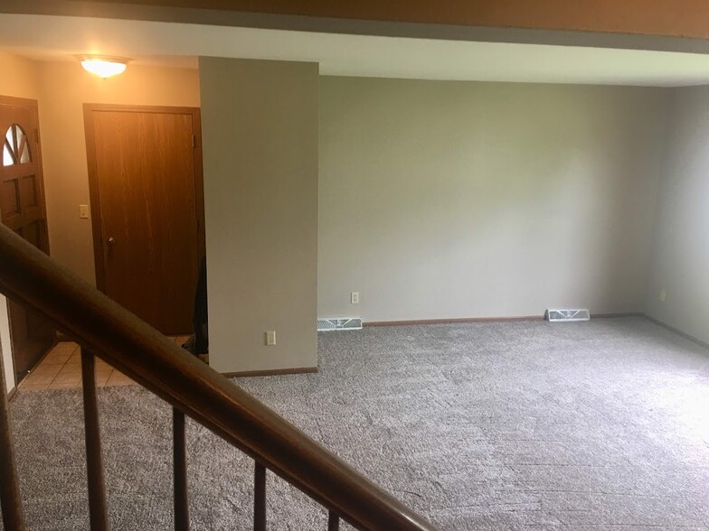 Entry/LvRm - W194S8390 Summeridge Ct