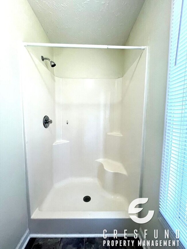 Building Photo - COZY AND CONVENIENT MINUTES FROM FT. BRAGG!