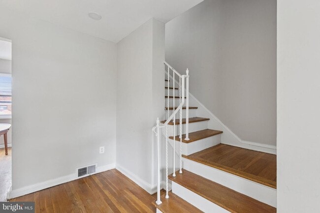 Building Photo - Charming 2-Bedroom Townhome Beautifully Updated and Convenient