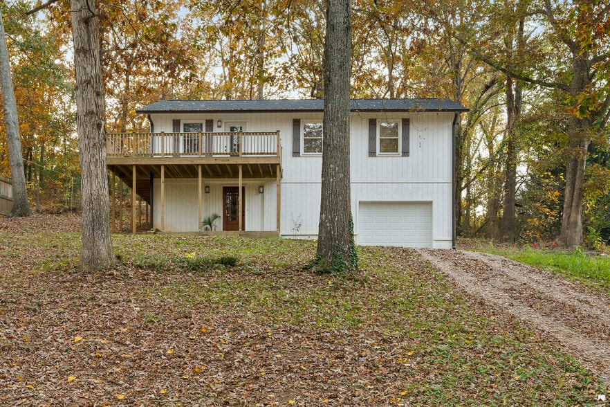 Building Photo - 1021 Lakewood Dr