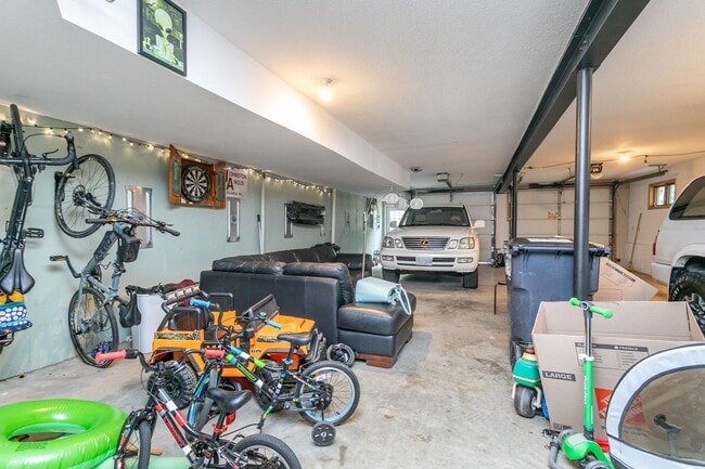 Building Photo - 5 Bed 3 Bath Home