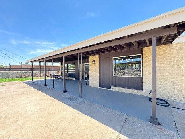 Building Photo - Northeast El Paso 4 Bed Refrig A/C!