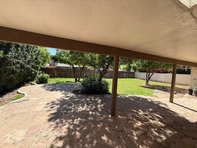 Building Photo - Luxury 4 Bedroom in Country Estates