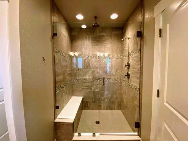 Building Photo - 5447 Valentia St