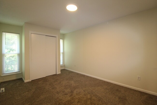 Building Photo - Fully Remodeled 2 Bedroom 1.5 Bath Duplex In Olathe