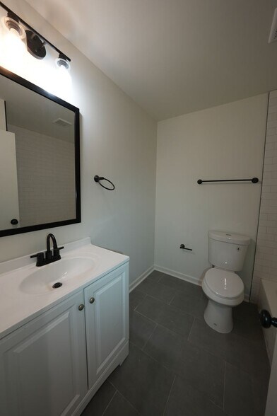 Building Photo - 1640 W Northwest Blvd