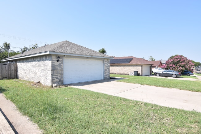 Building Photo - 1002 Clairidge Ave